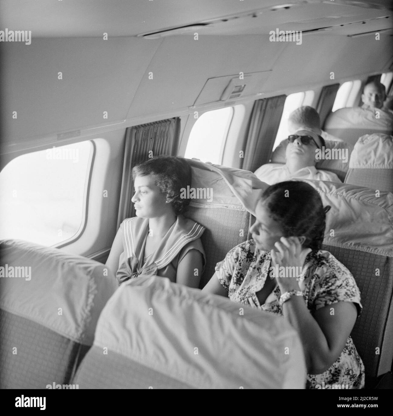 Airplane passengers 1950s hi-res stock photography and images - Alamy