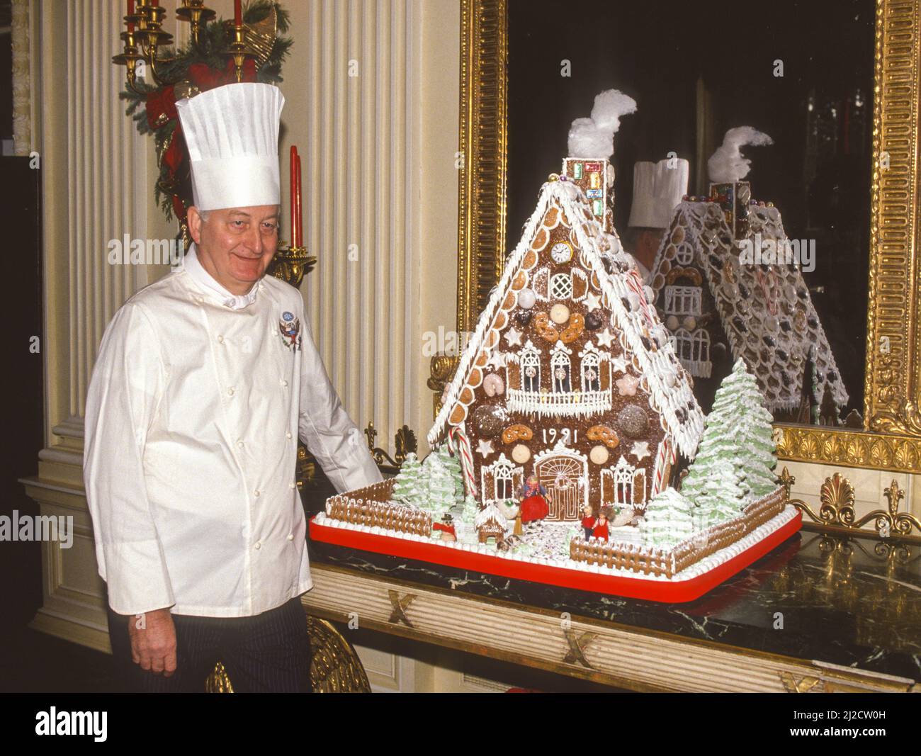 WASHINGTON, DC, USA - White House Executive Chef Hans Raffert with 1991 Christmas holiday gingerbread house at White House, December 9, 1991. Stock Photo
