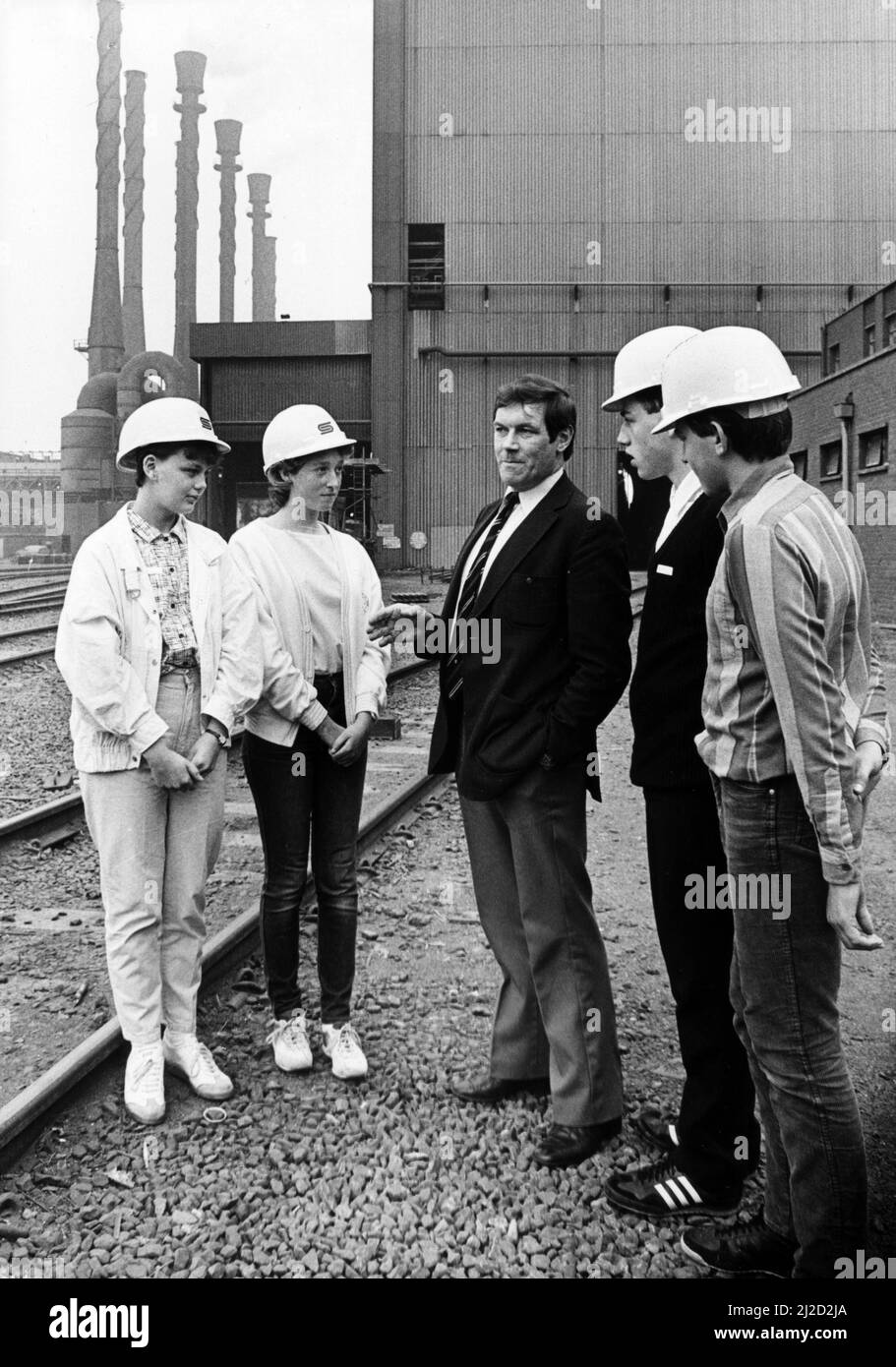 Gilbrook School, Eston, Redcar and Cleveland, North Yorkshire. 17th October 1985. Pictured, 5th form pupils site visit to British Steels Lackenby steel plant. Stock Photo