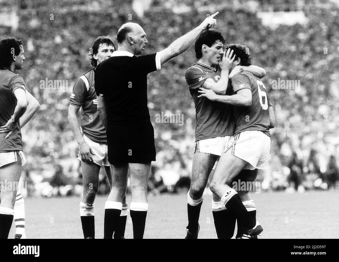 Manchester United v Everton FA Cup Final at Wembley Stadium 18th May 1985. Kevin Moran of Manchester United is sent off May 1985 by referee Peter Willis in the 1985 FA Cup Final at Wembley as Frank Stapleton tries to console Kevin Moran Moran was the first player to be sent off in a FA  Cup Final   Final score: Manchester United 0-1 Everton Stock Photo