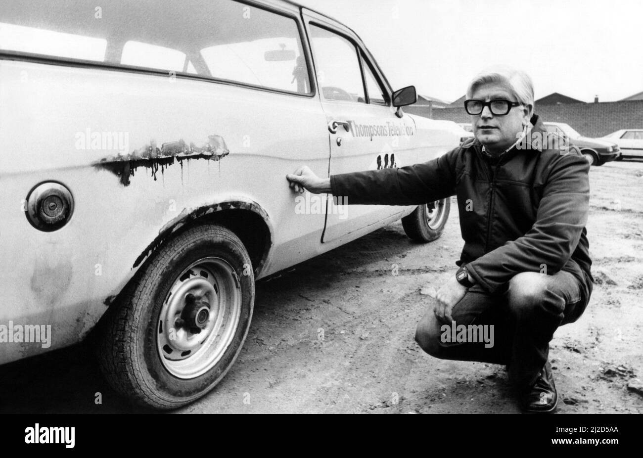 The National Miners Strike 1985 Engineer Ray Powell inspects the damaged car owned by Thompsons Television 6 February 1985 Stock Photo