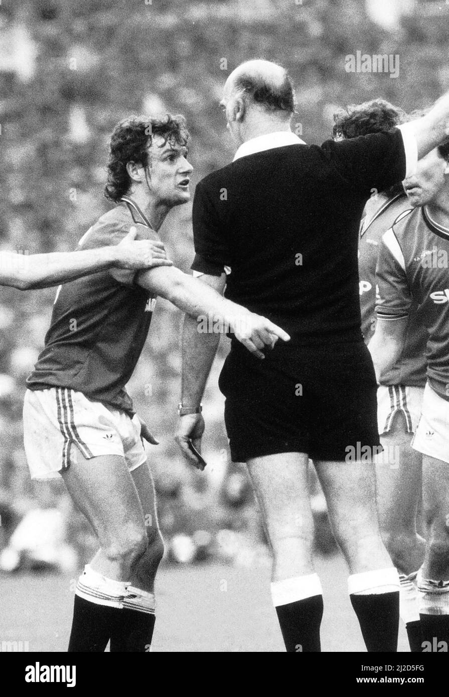 Manchester United v Everton FA Cup Final at Wembley Stadium 18th May 1985. Kevin Moran of Manchester United is sent off May 1985 by referee Peter Willis in the 1985 FA Cup Final at Wembley Moran was the first player to be sent off in a FA  Cup Final   Final score: Manchester United 0-1 Everton Stock Photo