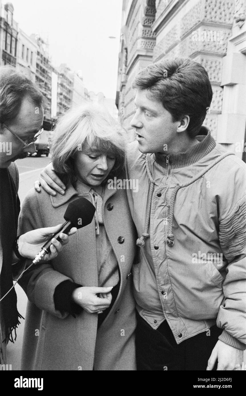 Defendants wive, Lynne Reader and son Paul Reader, leave court, the Old Bailey, London, after her husband was found not guilty of murder, 12th December 1985. Kenneth Noye and Brian Reader had been charged with the murder of police officer John Fordham, a Detective Constable who was stabbed to death when observing Noye from the grounds of his home. Kenneth Noye was being investigated for his part in the Brink's MAT Gold Bullion robbery in November 1983. Stock Photo