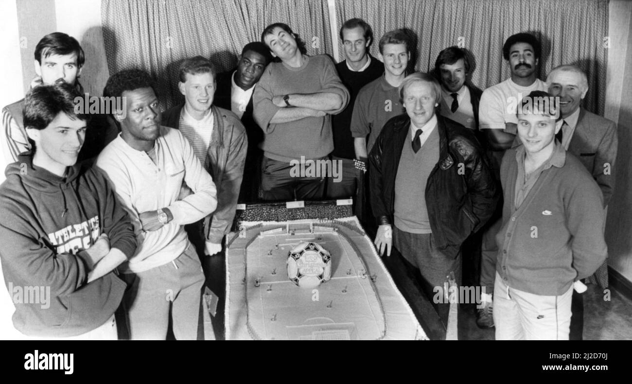 Athlete Steve Cram  An injured Steve Cram, pictured with the stars of the Metro Radio Christmas Appeal charity football match at the George Washington Hotel 29 November 1986  The stars, included Frank Bruno, Fish, Daley Thompson and Jim Rosenthal Stock Photo