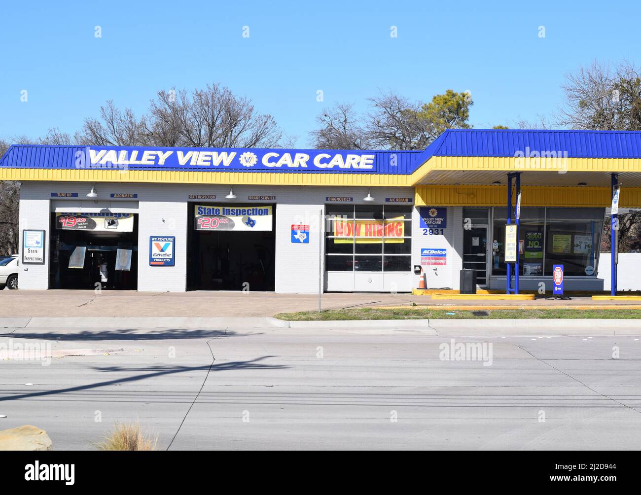 Valley View Car Care repair shop in Farmers Branch, TX Stock Photo