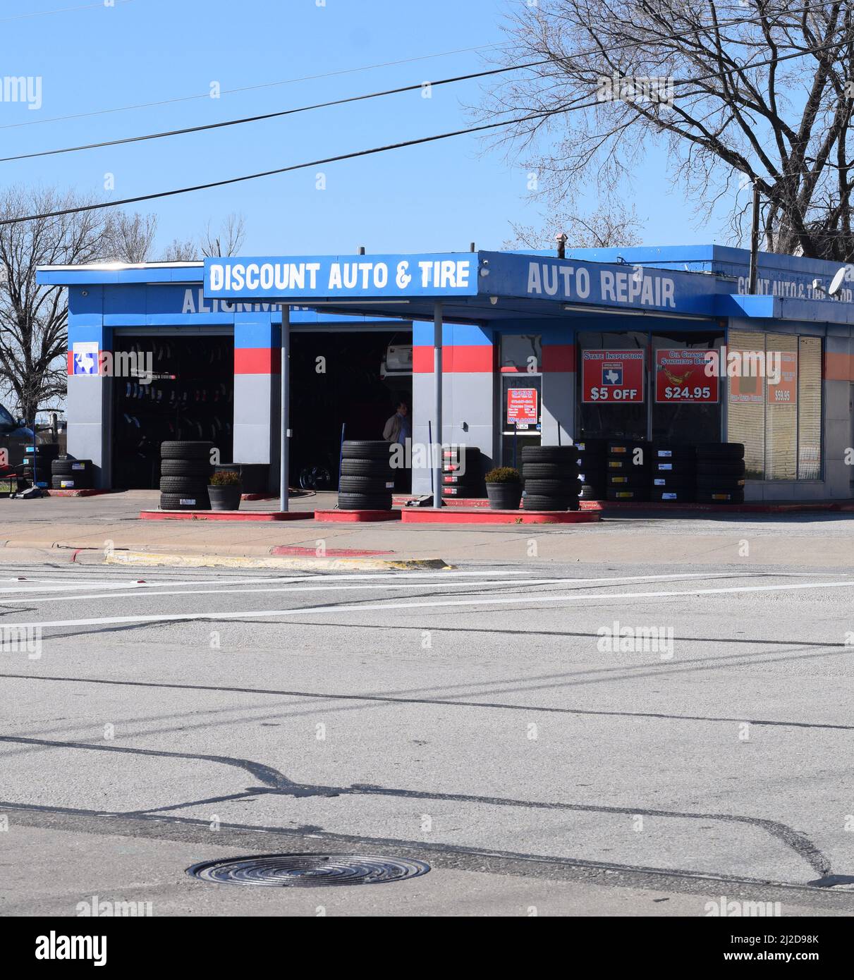 An independent tire shop, Discount Tire (not the chain), in Farmers Branch, TX Stock Photo