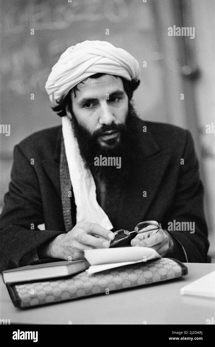 Picture shows Yusuf Islam speaking at Reading University on the 11th November 1985. The Quran written not the blackboard, is visible in the background.  Yusuf Islam (born Steven Demetre Georgiou, 21 July 1948), commonly known by his former stage name Cat Stevens, is a British singer-songwriter, multi-instrumentalist, humanitarian, and education philanthropist. His 1967 debut album reached the top 10 in the UK, and the album's title song "Matthew and Son" charted at number 2 on the UK Singles Chart. His albums Tea for the Tillerman (1970) and Teaser and the Firecat (1971) were both certified tr Stock Photo