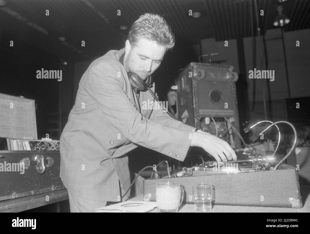 Former Specials keyboard player Jerry Dammers stepped in as DJ at the Cov Aid concert at the Lanchester Polytecnic in aid of famine relief in Ethiopia and Sudan.19th October 1985 Stock Photo