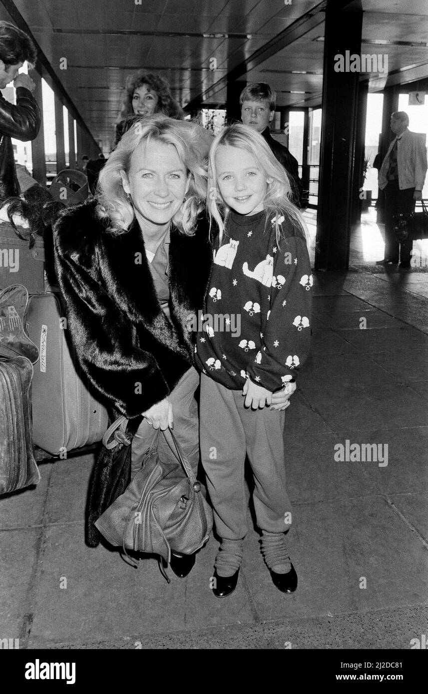Juliet Mills and her daughter Melissa arrive at Gatwick Airport from Los Angeles for the Christmas holidays. 19th December 1986. Stock Photo