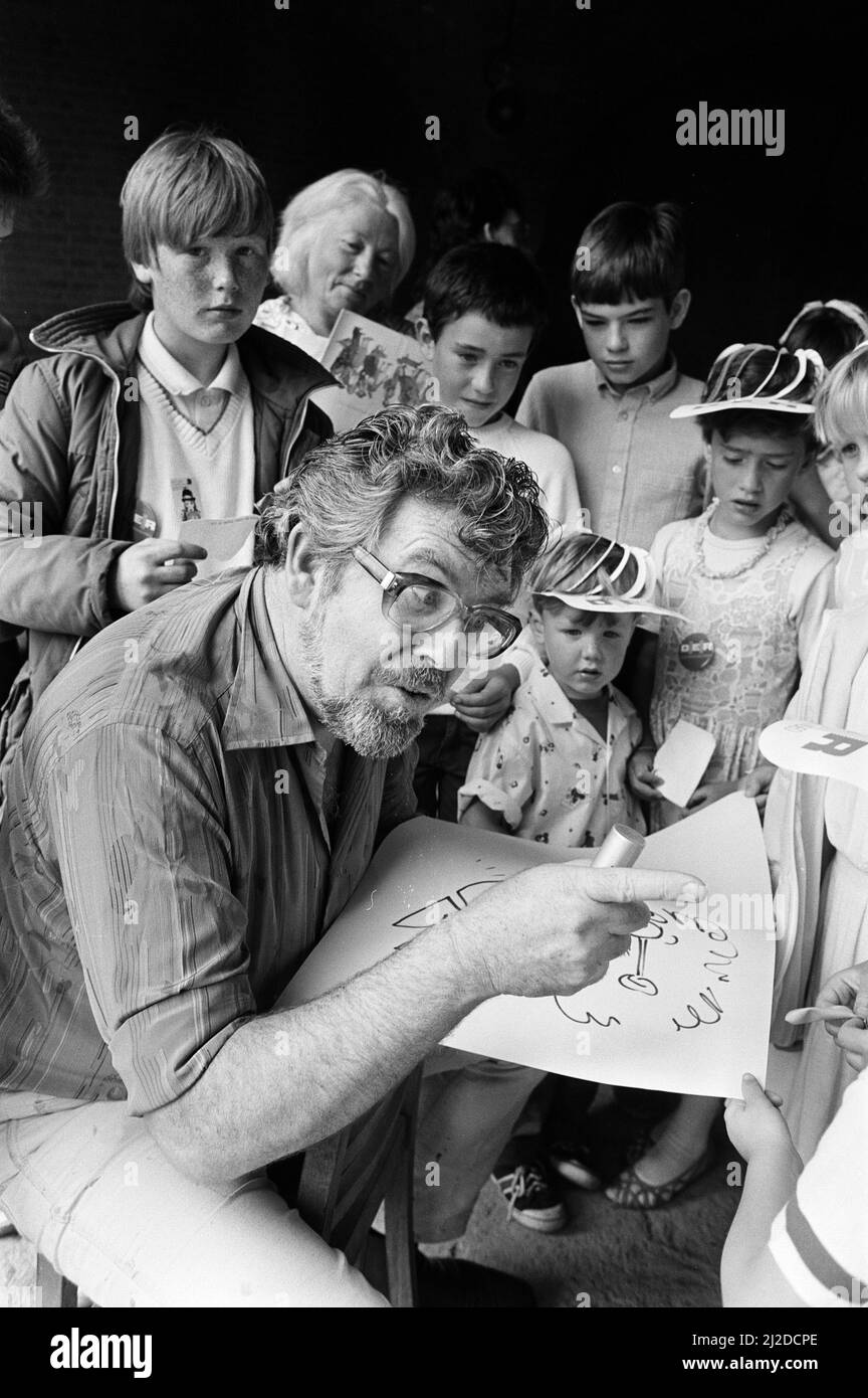 Rolf Harris, drawing sketches as he entertains children at Albert Dock, Liverpool, 13th July 1986. Stock Photo