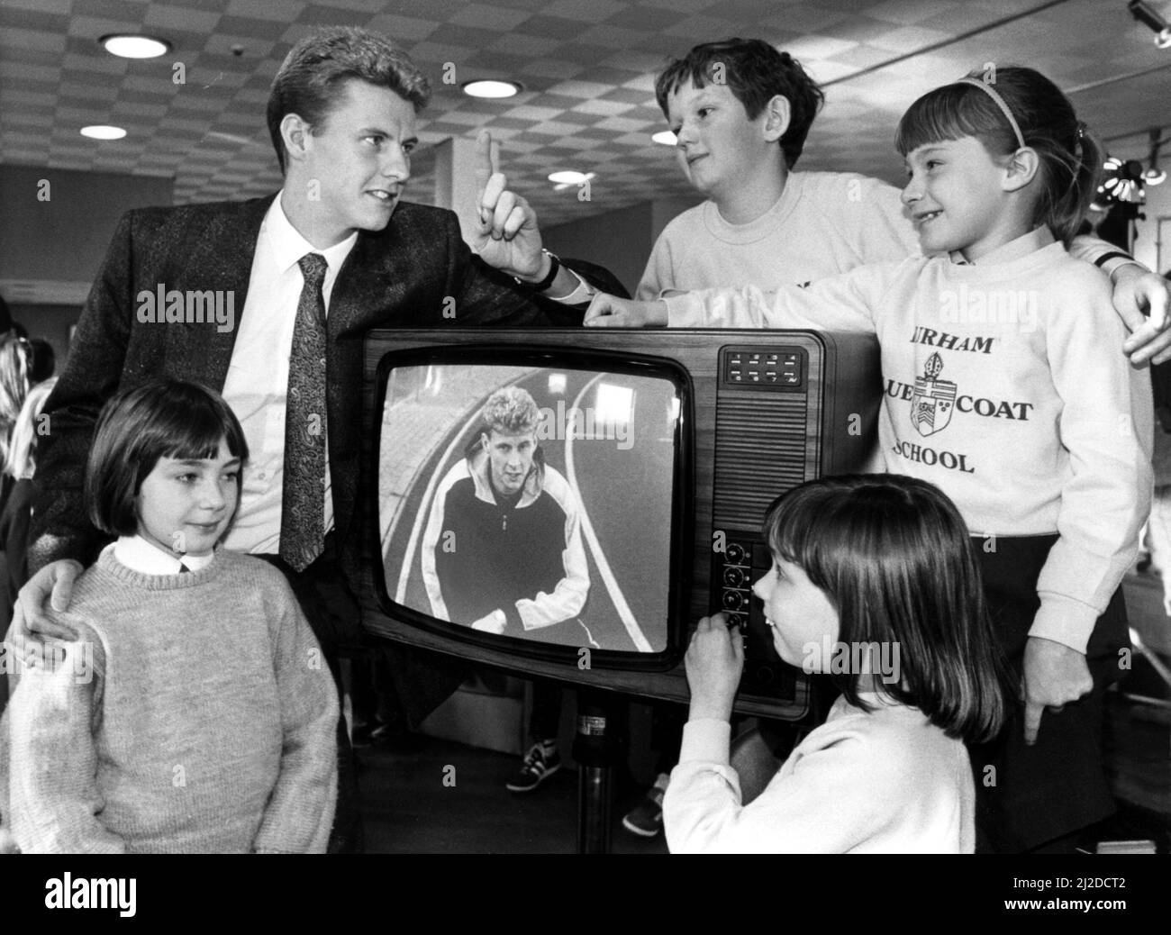 Athlete Steve Cram Steve Cram launches a new video in the 'Always say no to strangers' campaign 7 December 1986 - Steve pictured with Lindsay Brown, Alice Bryant, Stephen Dixon and Stephanie Payne from Blue Coat Church of England School in Newton Hall, Durham and Lancester Infants' School Stock Photo