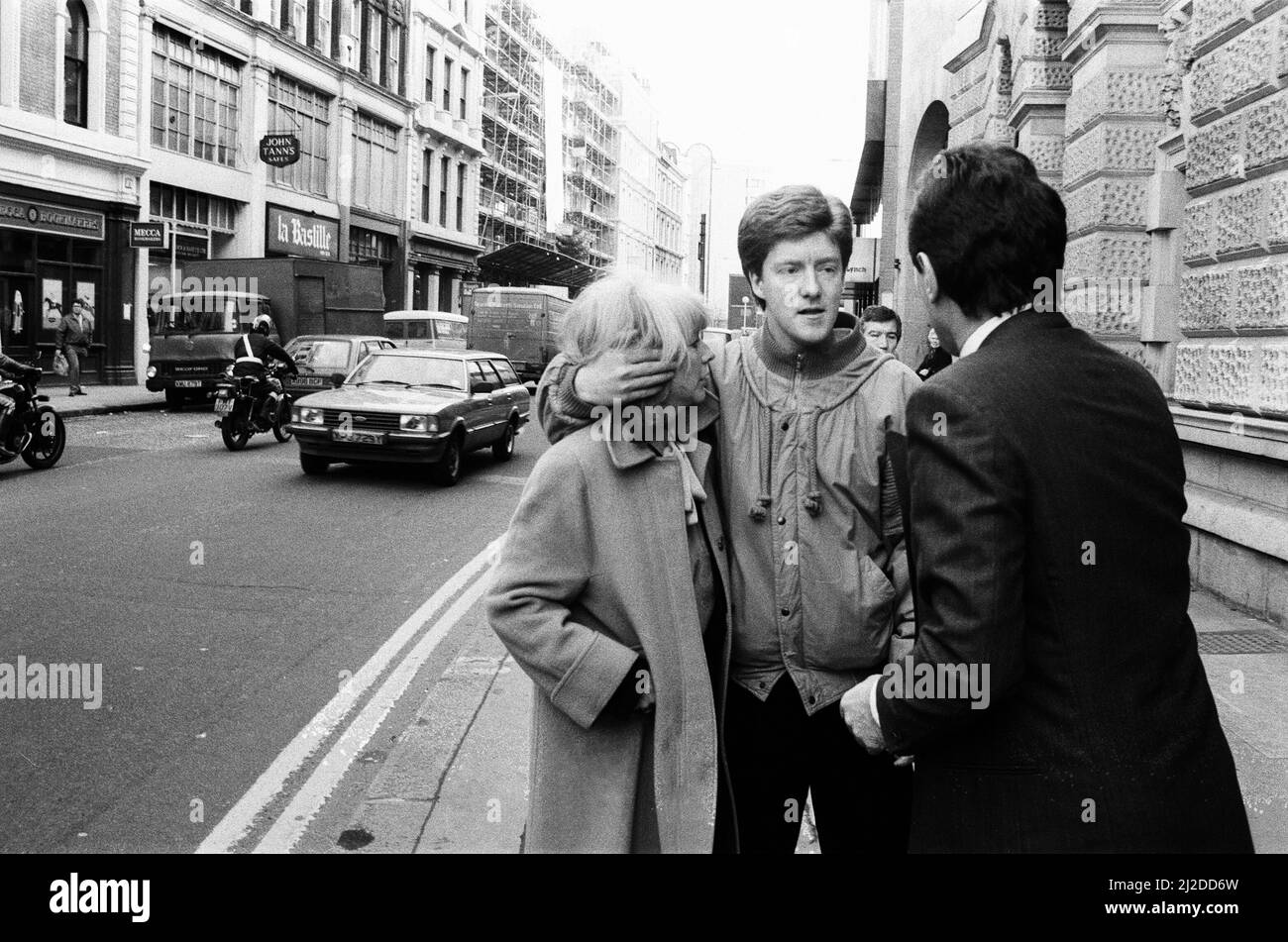 Defendants wive, Lynne Reader and son Paul Reader, leave court, the Old Bailey, London, after her husband was found not guilty of murder, 12th December 1985. Kenneth Noye and Brian Reader had been charged with the murder of police officer John Fordham, a Detective Constable who was stabbed to death when observing Noye from the grounds of his home. Kenneth Noye was being investigated for his part in the Brink's MAT Gold Bullion robbery in November 1983. Stock Photo