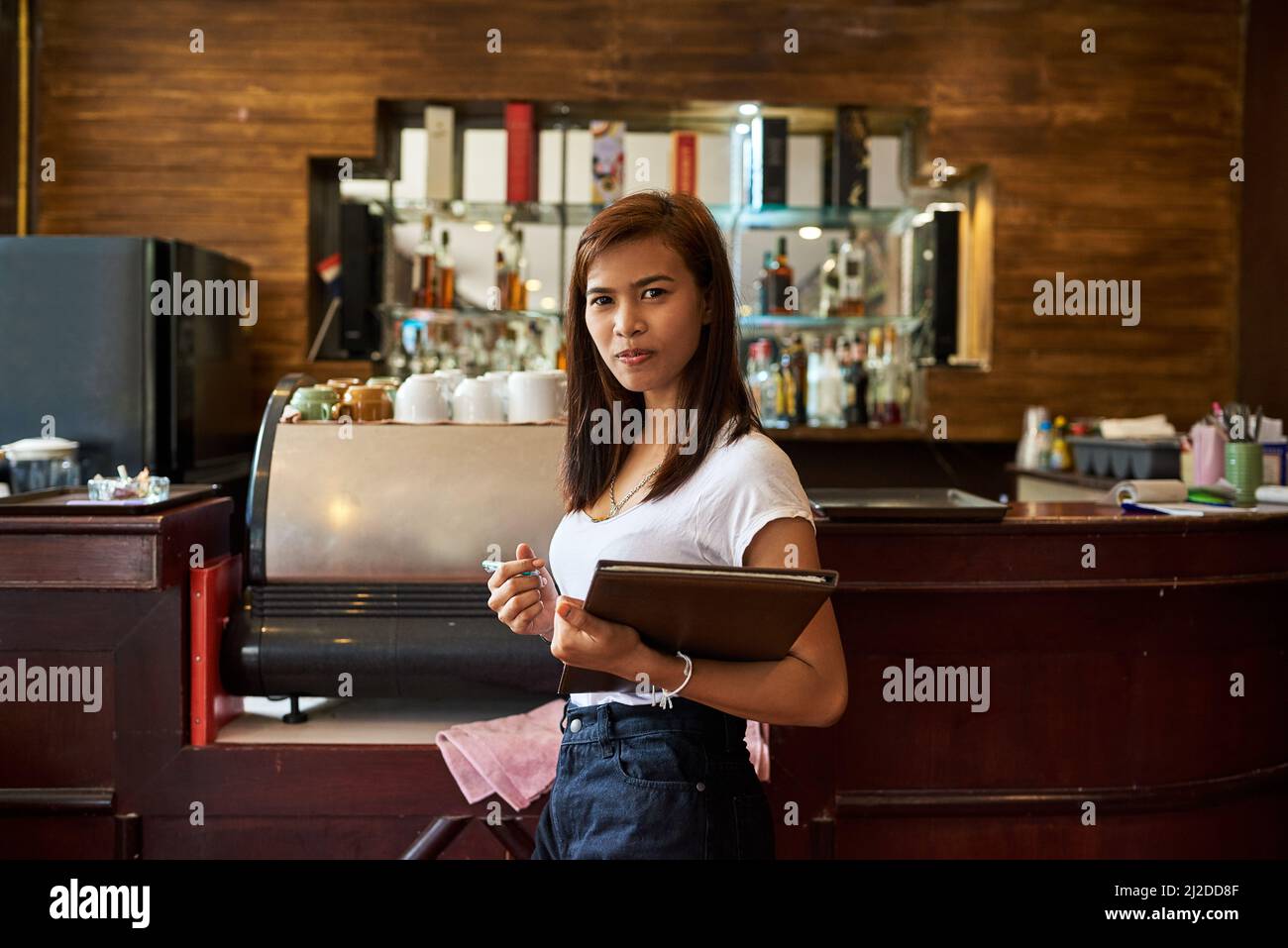 Single Waitress Young asian waitress in restaurant hi-res stock photography and images ...