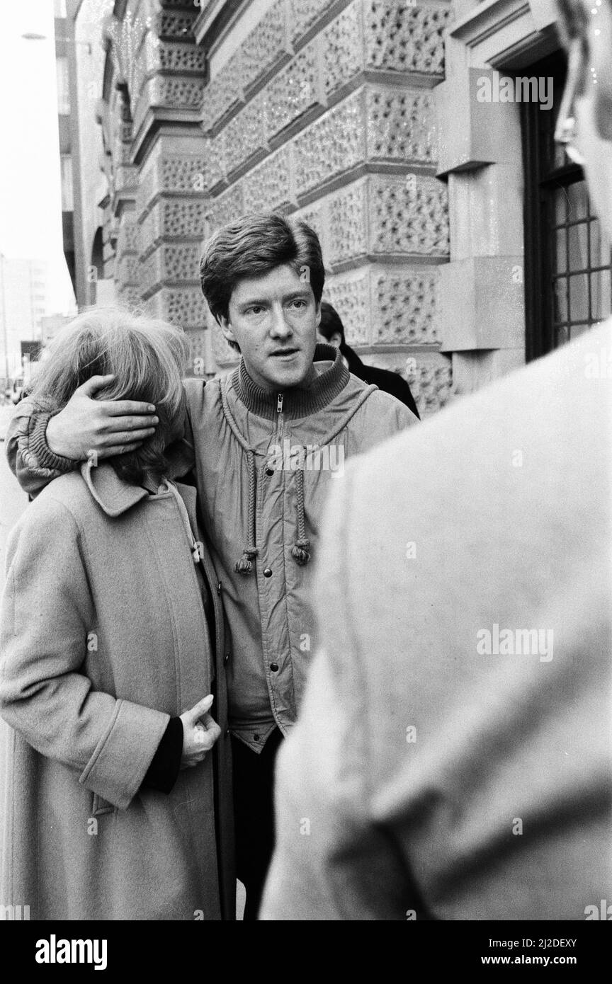 Defendants wive, Lynne Reader and son Paul Reader, leave court, the Old Bailey, London, after her husband was found not guilty of murder, 12th December 1985. Kenneth Noye and Brian Reader had been charged with the murder of police officer John Fordham, a Detective Constable who was stabbed to death when observing Noye from the grounds of his home. Kenneth Noye was being investigated for his part in the Brink's MAT Gold Bullion robbery in November 1983. Stock Photo