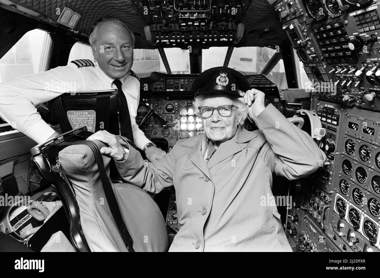 Concorde cockpit Black and White Stock Photos & Images - Alamy