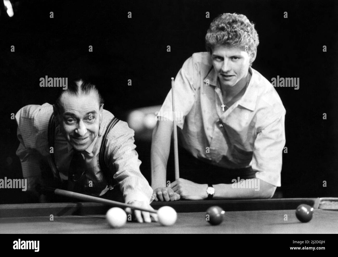 Athlete Steve Cram Steve Cram with comic Bobby Thompson who are gearing up for a charity snooker match against Jimmy White and Silvino Francisco in aid of the Variety Club of Great Britain 17 May 1985 Stock Photo