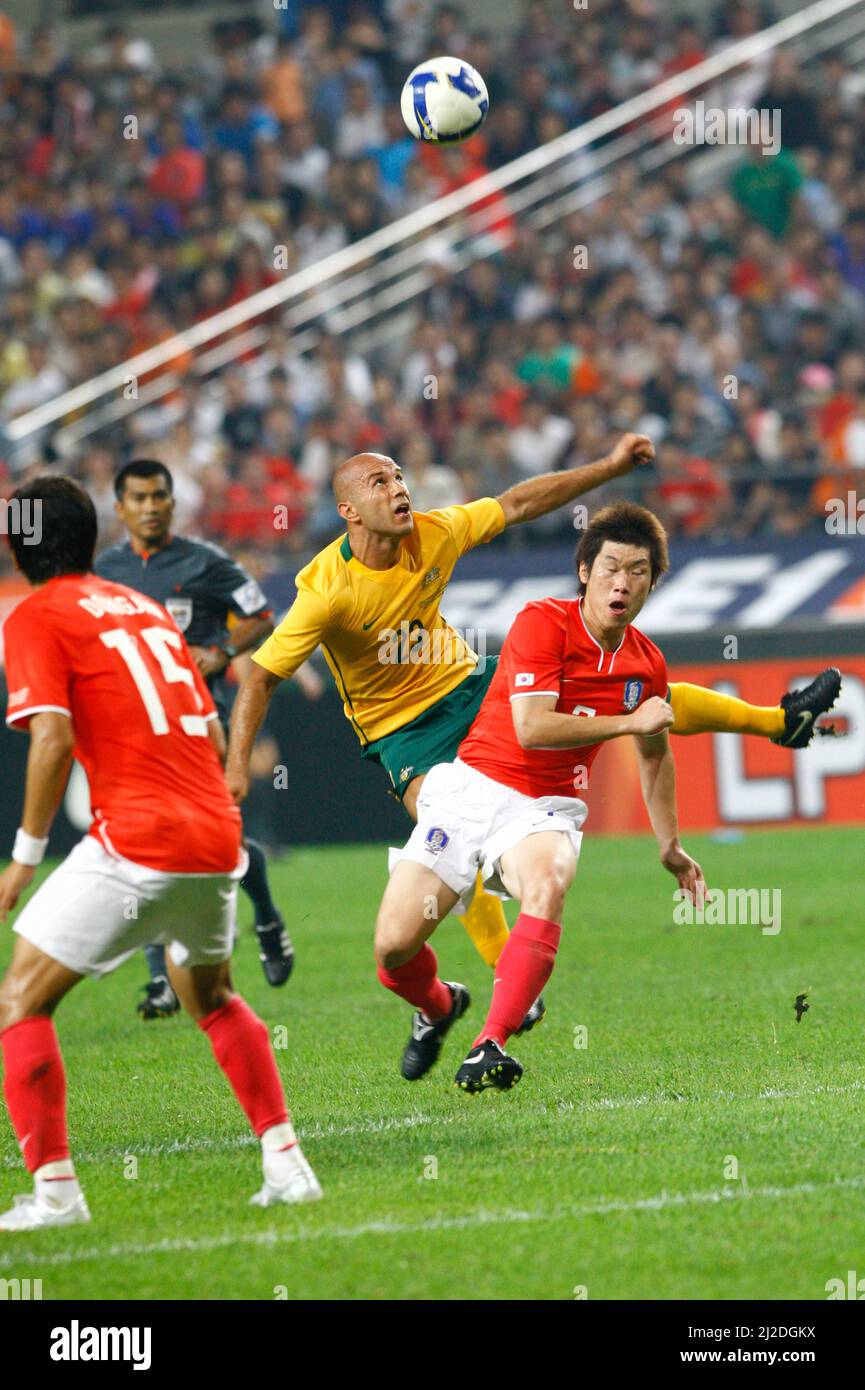Sep 5, 2009-Seoul, South Korea-Mark Bresciano of Australia and Park Ji-Sung of South Korea compete for the ball during the international friendly match between South Korea and the Australian Socceroos at Seoul World Cup Stadium on September 5, 2009 in Seoul, South Korea. Stock Photo