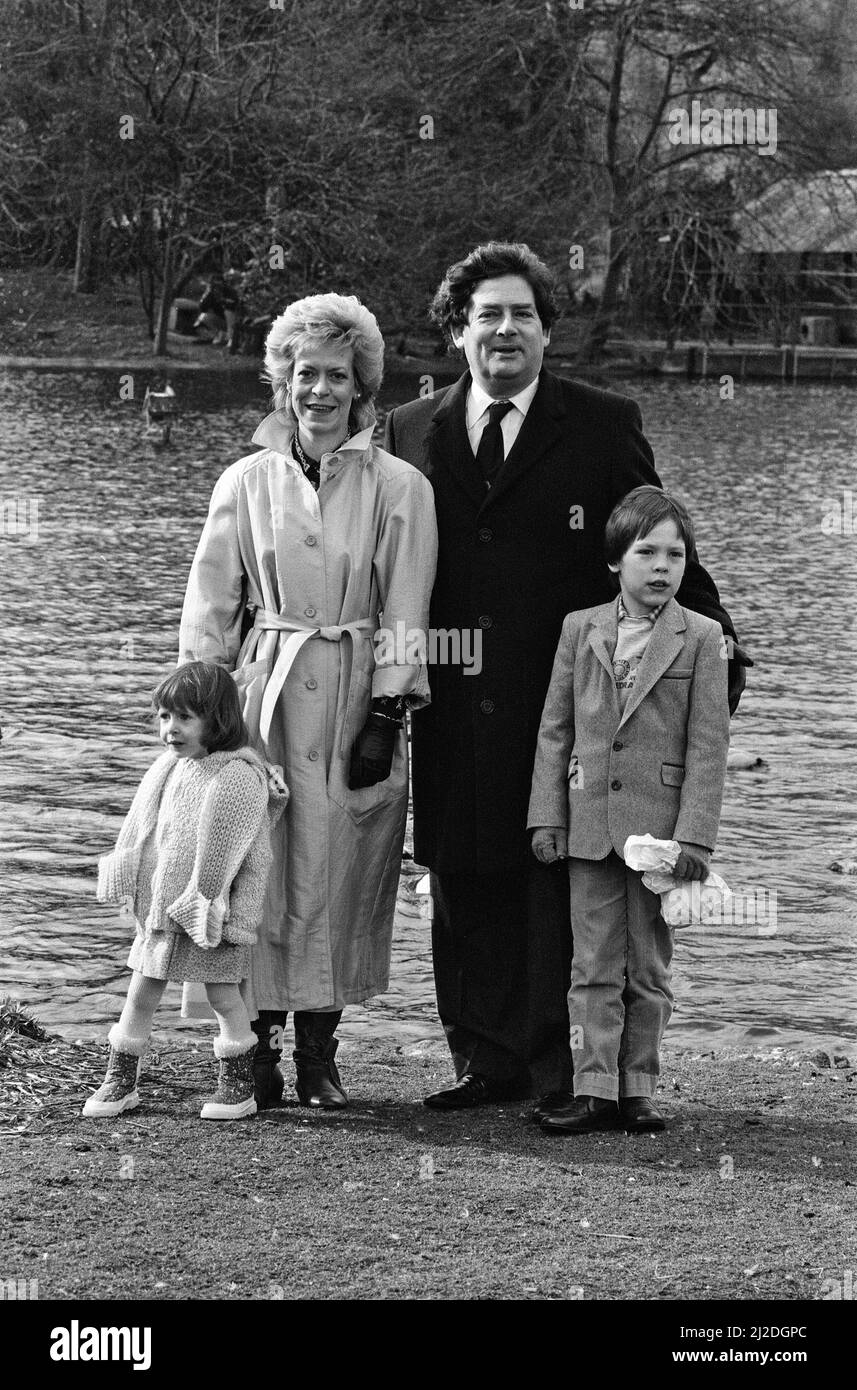 Chancellor of the Exchequer Nigel Lawson and his wife Therese with their children Tom and Emily out for a pre-Budget stroll in St James's Park. 19th March 1985. Stock Photo