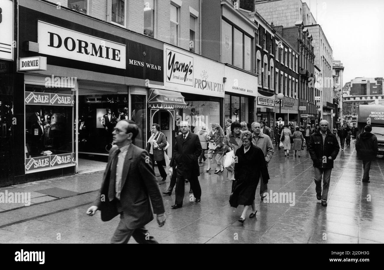 Christmas shoppers on Bold Street, Liverpool, Merseyside. 24th November 1986. Stock Photo