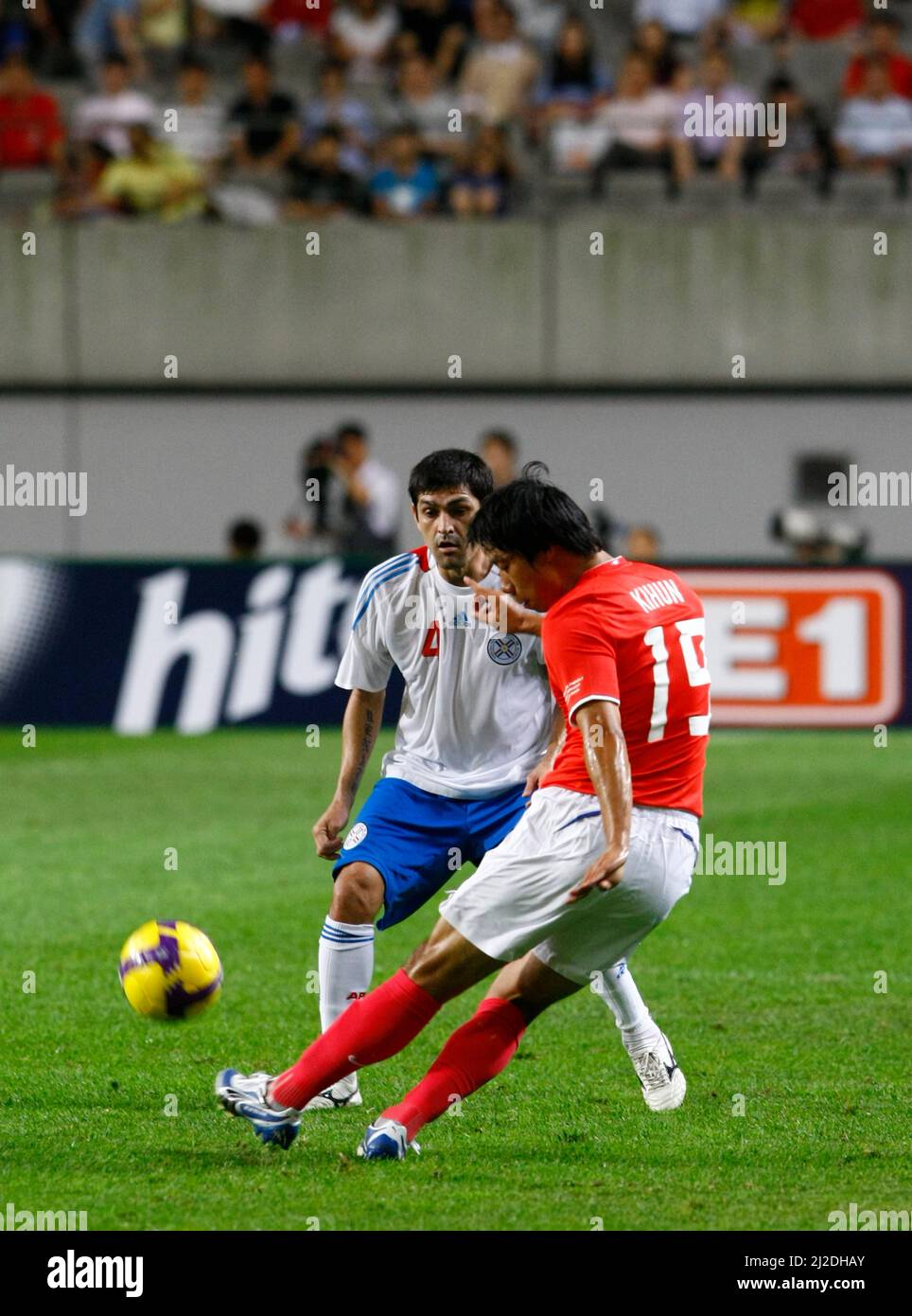 Aug 12, 2009-Seoul, South Korea-Yeom Ki-Hun(ftont), South Korea, and Denis Caniza, Paraguay, compete for the ball during the international friendly match between South Korea and Paraguay at Seoul Worldcup stadium on August 12, 2009 in Seoul, South Korea. Stock Photo