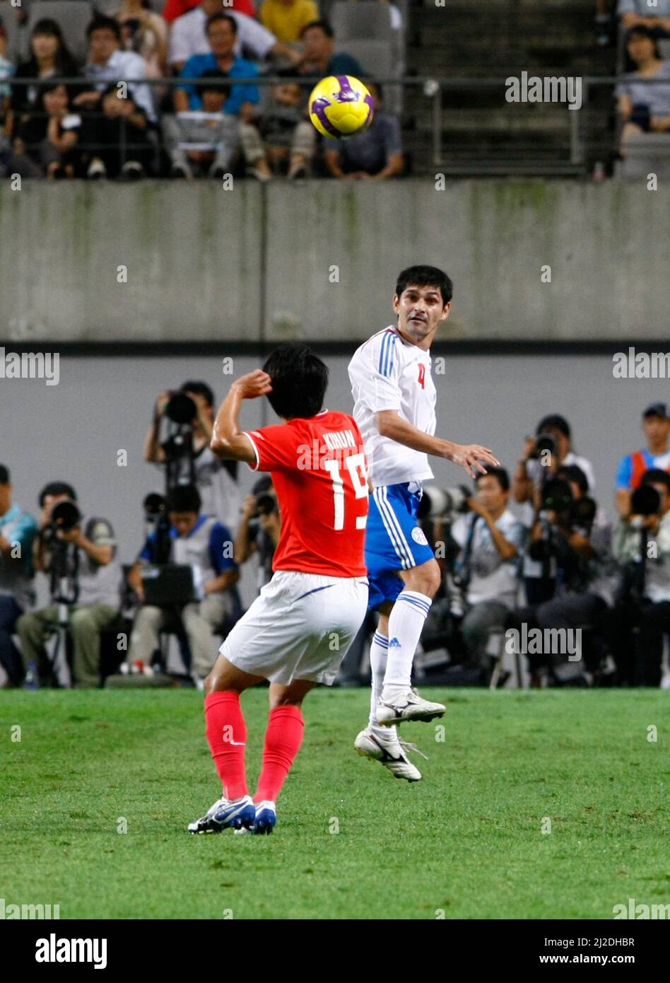 Aug 12, 2009-Seoul, South Korea-Yeom Ki-Hun(front), South Korea, and Denis Caniza, Paraguay, compete for the ball during the international friendly match between South Korea and Paraguay at Seoul Worldcup stadium on August 12, 2009 in Seoul, South Korea. Stock Photo