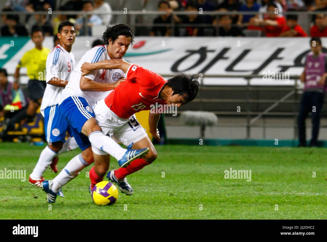 Aug 12, 2009-Seoul, South Korea-Yeom Ki-Hun(front), South Korea, and Cristian Riveros, Paraguay, compete for the ball during the international friendly match between South Korea and Paraguay at Seoul Worldcup stadium on August 12, 2009 in Seoul, South Korea. Stock Photo