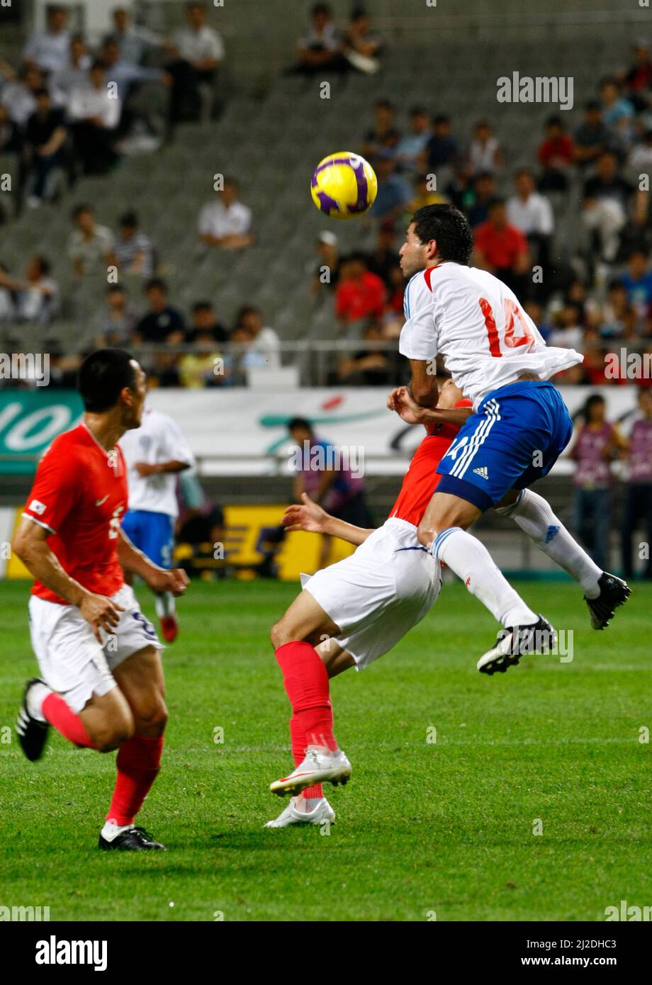 Aug 12, 2009-Seoul, South Korea-Park Chu-Young(under), South Korea, and Antolin Alcaraz, Paraguay, compete for the ball during the international friendly match between South Korea and Paraguay at Seoul Worldcup stadium on August 12, 2009 in Seoul, South Korea. Stock Photo