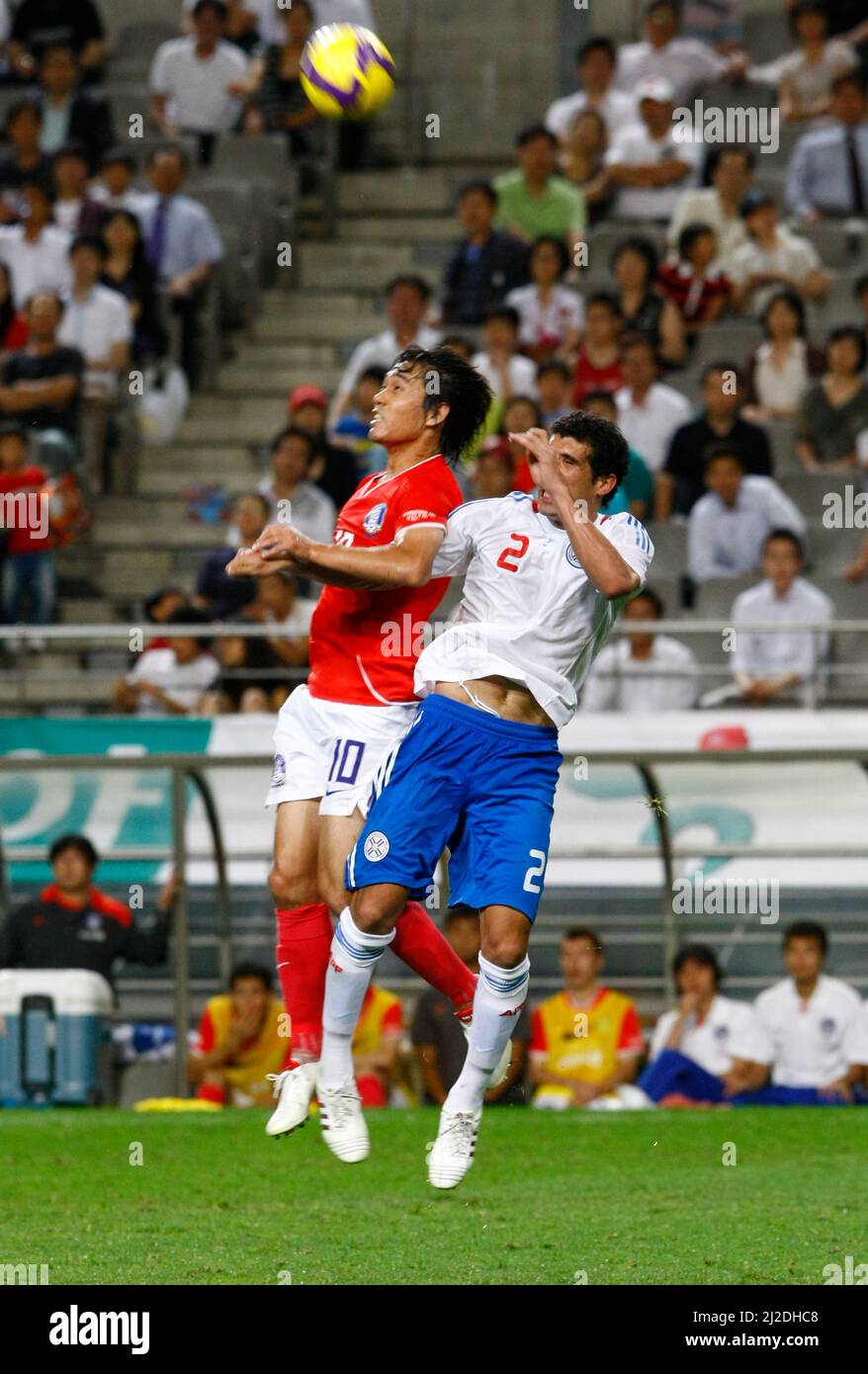 Aug 12, 2009-Seoul, South Korea-Park Chu-Young(l), South Korea, and Marcos Caceres, Paraguay, compete for the ball during the international friendly match between South Korea and Paraguay at Seoul Worldcup stadium on August 12, 2009 in Seoul, South Korea. Stock Photo