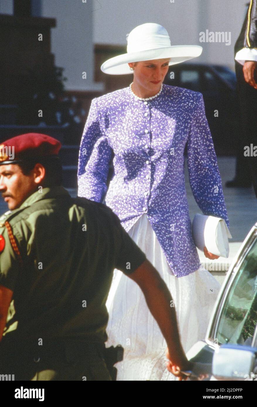 Prince and Princess of Wales, Middle East Tour November 1986. Our Picture Shows ... Princess Diana leaving the Women's Association centre in Al Sarooj, Oman, Tuesday 11th November 1986. Stock Photo