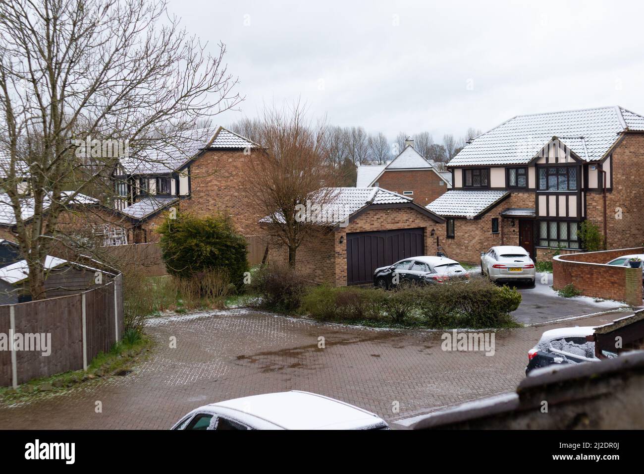 Ashford, Kent, UK. 1st Apr, 2022. UK Weather: Snow has settled overnight in these hamstreet village gardens on the outskirts of Ashford in Kent. Photo Credit: Paul Lawrenson/Alamy Live News Stock Photo