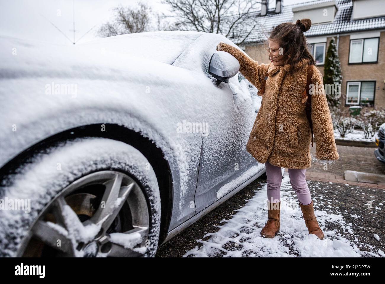 Snow windshield hi-res stock photography and images - Page 58 - Alamy