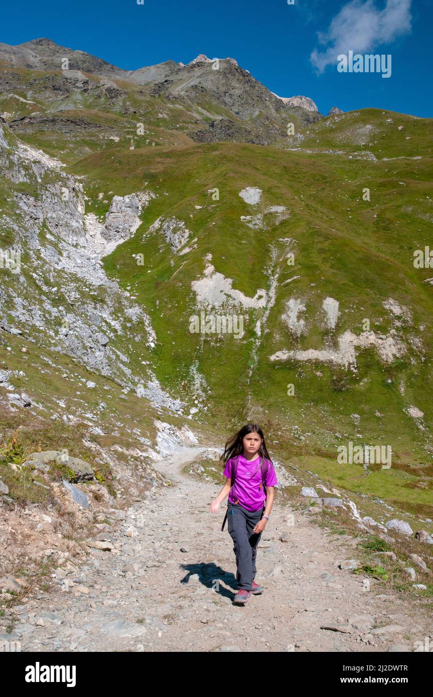 Girl on the hiking path to Peclet-Polset refuge, Vanoise National Park, Pralognan-la-Vanoise, Savoie (73), Auvergne-Rhone-Alpes, France Stock Photo
