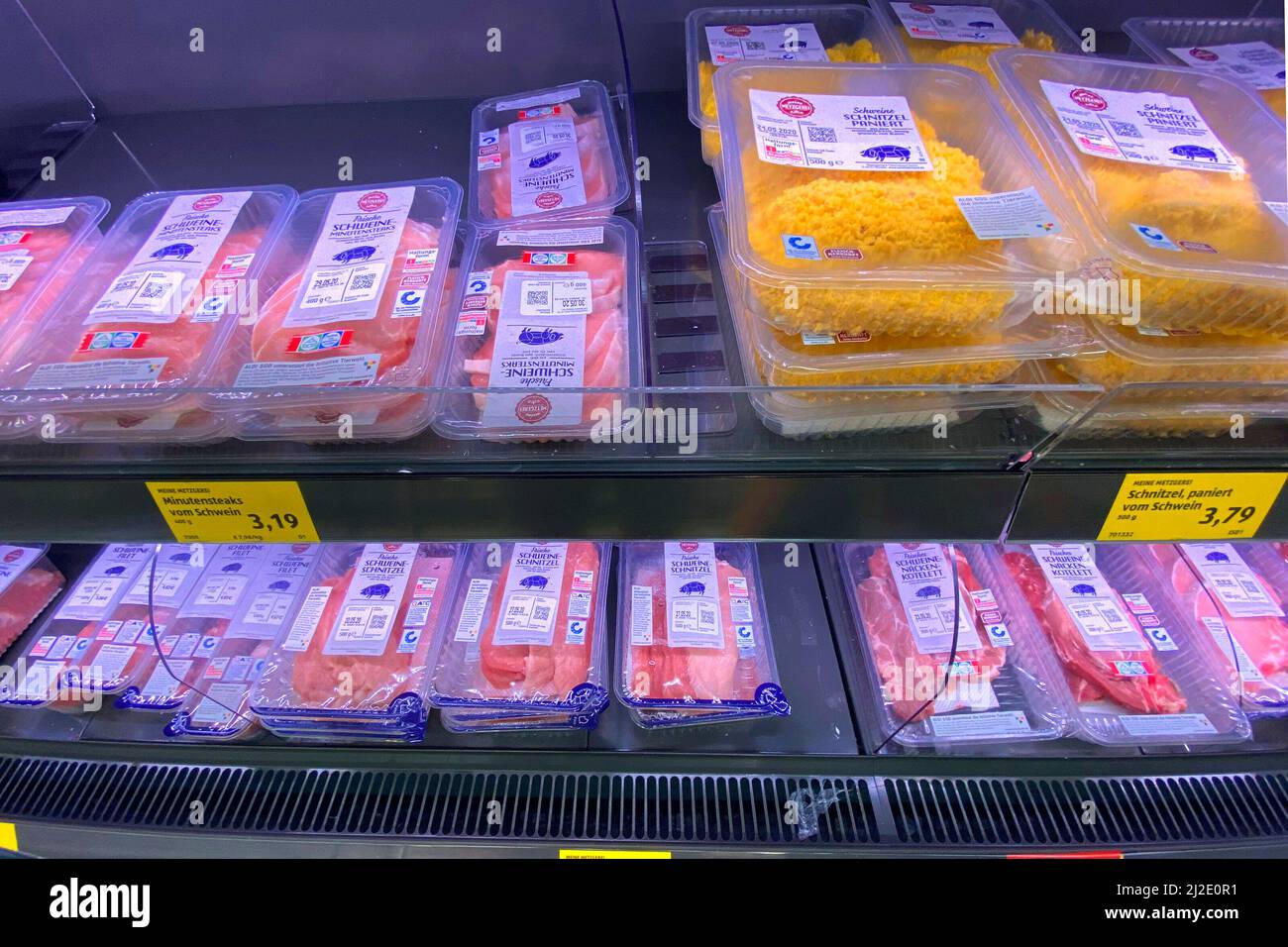 ARCHIVE PHOTO: Discounter ALDI will increase the prices for meat and milk products again from April 2nd, 2022. Despite abuses in the meat industry, Aldi wants to lower meat prices. View of a refrigerated shelf with packaged meat welded in foil from the discounter ALDI on May 20th, 2020. Stock Photo
