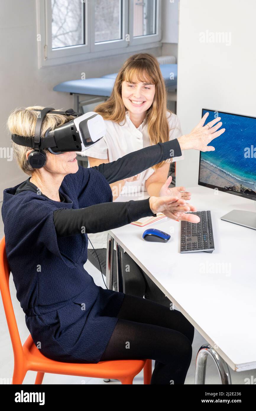 Elderly woman in virtual reality headset Stock Photo - Alamy
