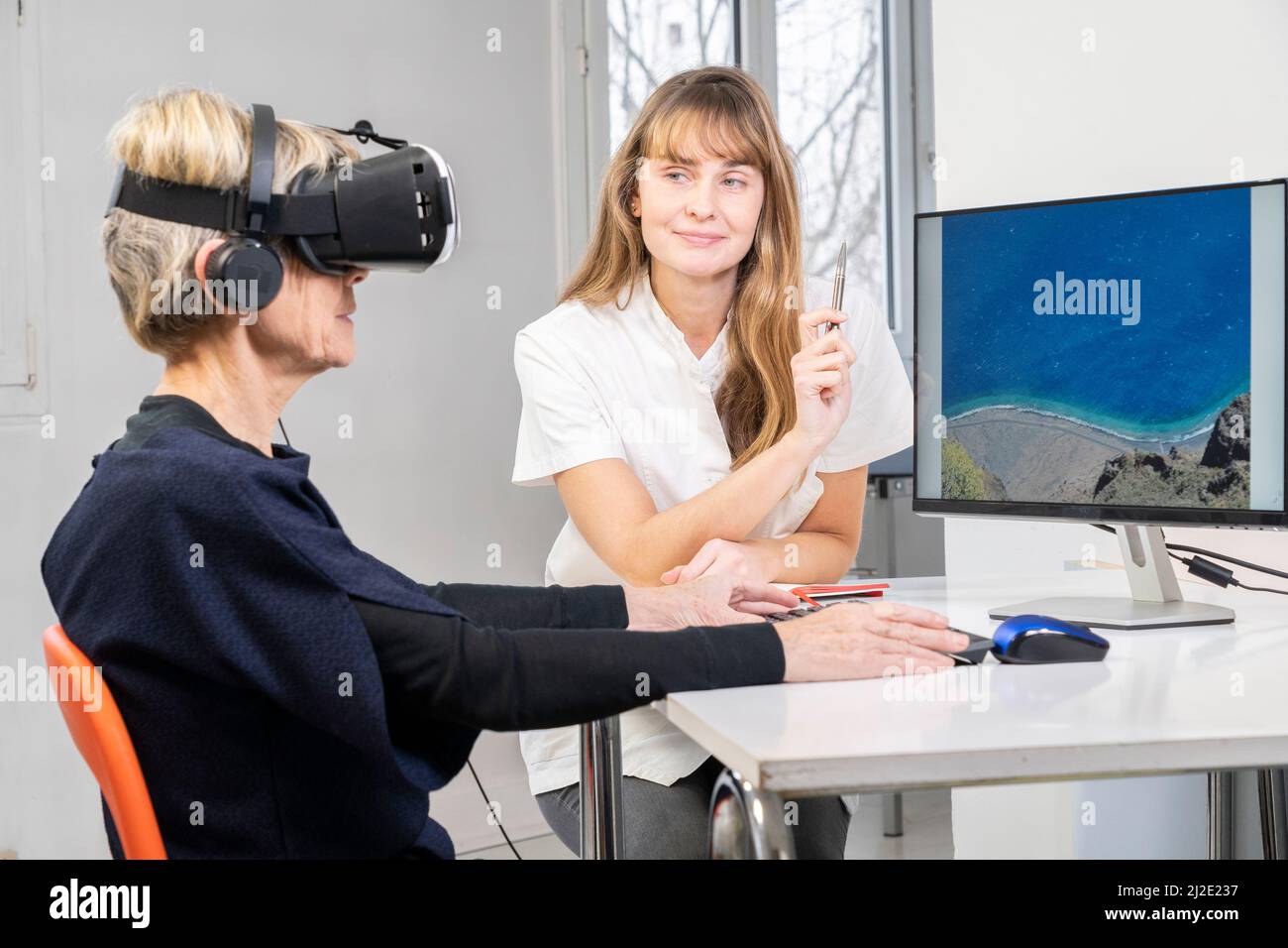 Elderly woman in virtual reality headset Stock Photo - Alamy