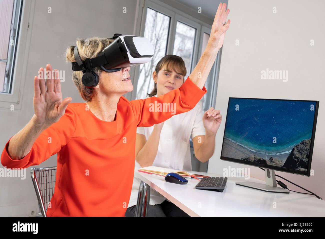 Elderly woman in virtual reality headset Stock Photo - Alamy