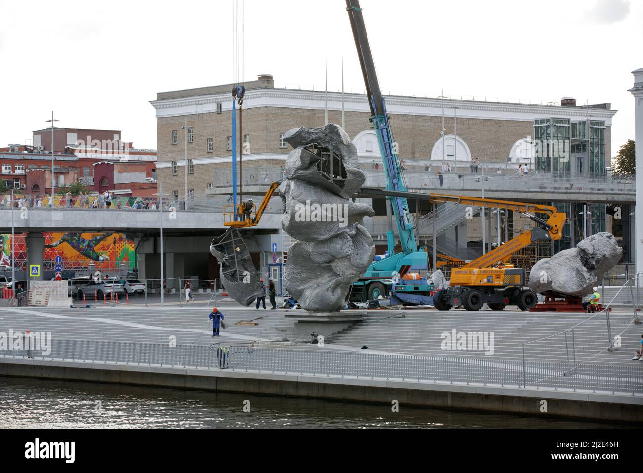 Moscow, Russia, August 14, 2021: Big Clay 4. The process of installing the sculpture by Swiss artist Urs Fischer in GES-2, on Bolotnaya Embankment. Co Stock Photo