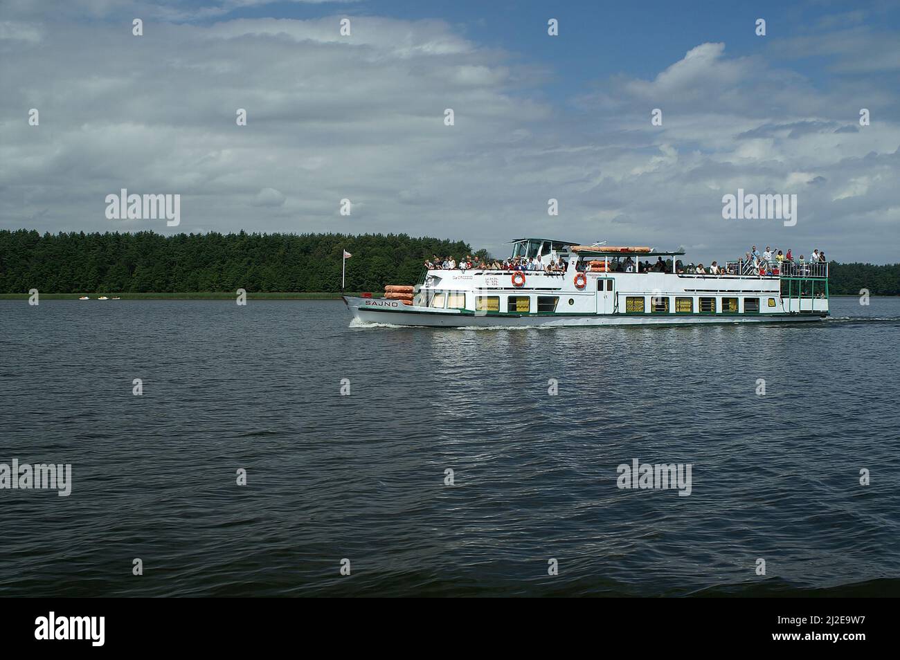 Poland Polen, Polska, A cruise ship on the lake near Augustów. Ein Kreuzfahrtschiff auf dem See bei Augustów. Statek wycieczkowy na jeziorze Augustowa Stock Photo