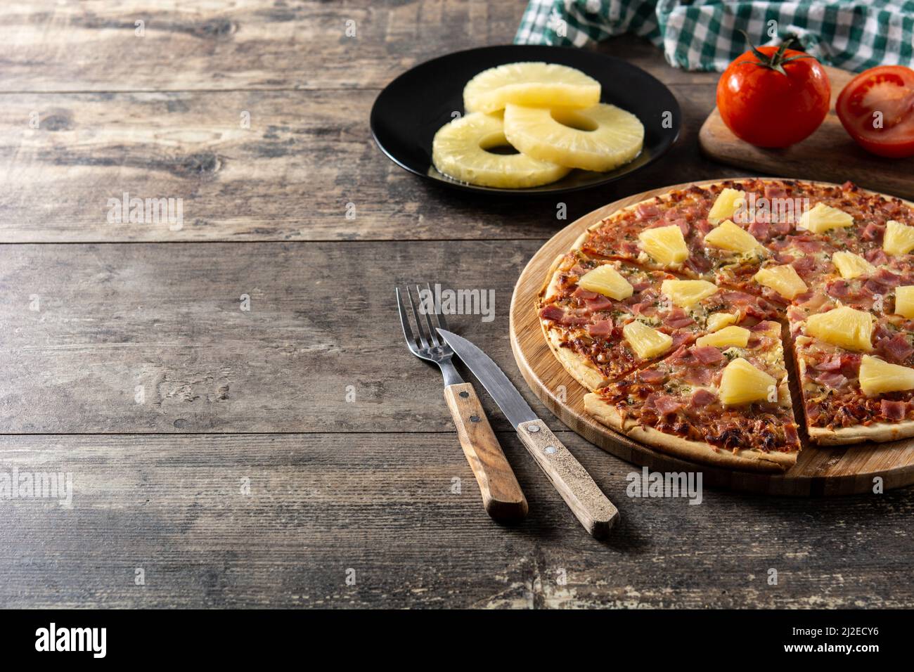Pineapple and tomato pizza hi-res stock photography and images - Page 5 -  Alamy