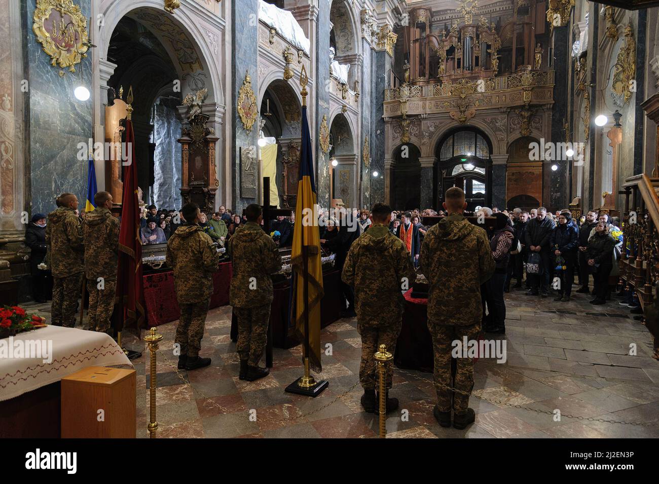 Lviv, Ukraine. 31st Mar, 2022. Ukrainian servicemen pay their respect to their comrades during the burial. Funeral ceremony of 3 Ukrainian soldiers Kozachenko Andriy, Sarkisyan Ihor, Oliynyk Yuriy killed by Russian forces amid the Russian invasion in Lviv. (Photo by Mykola Tys/SOPA Images/Sipa USA) Credit: Sipa USA/Alamy Live News Stock Photo