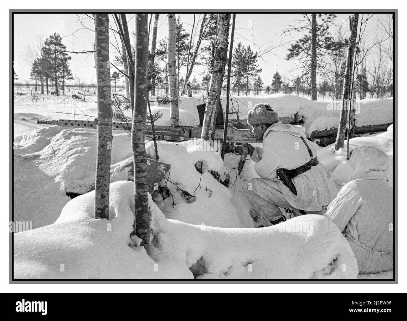 FINNISH FINLAND CONTINUATION WAR WINTER SNOW WW2 Finnish Lahti L-39 anti-tank gun being fired at a snow covered Russian dugout in the Stalin canal during the winter Finland Continuation War. The Soviets are returning fire with machine guns.  Date 20 February 1942  Attribution: Military Museum of Finland Stock Photo