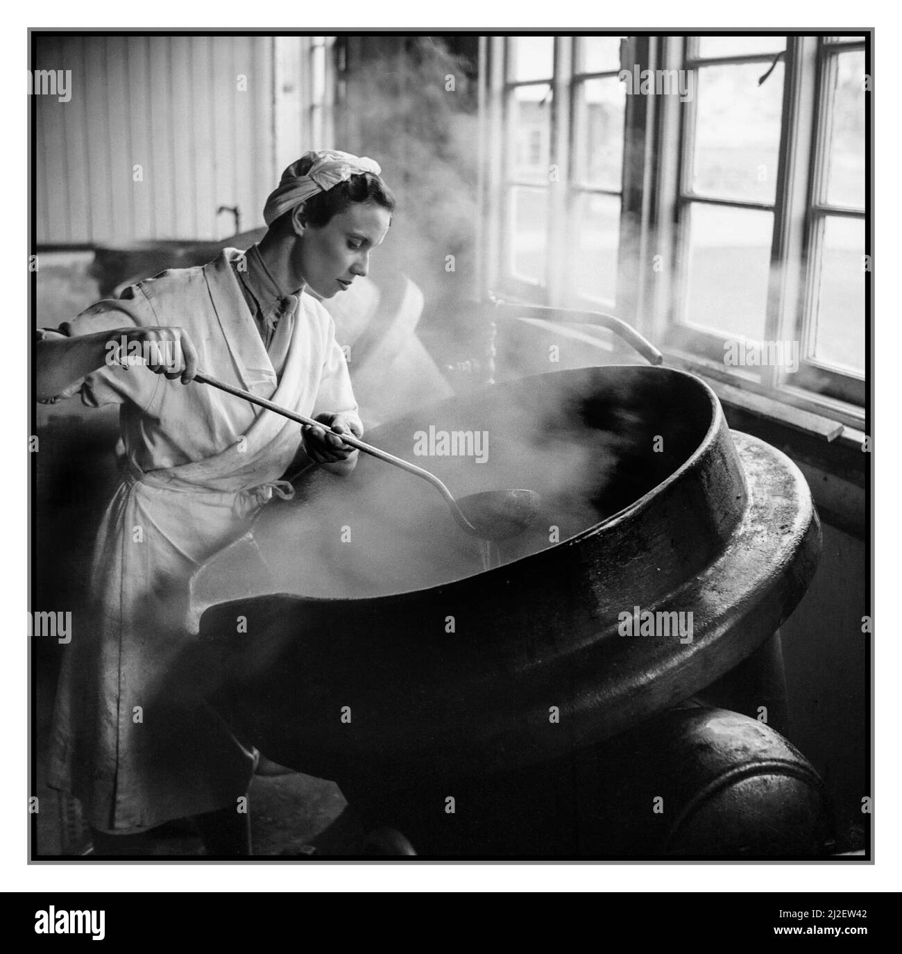 Army cook at work hi-res stock photography and images - Alamy