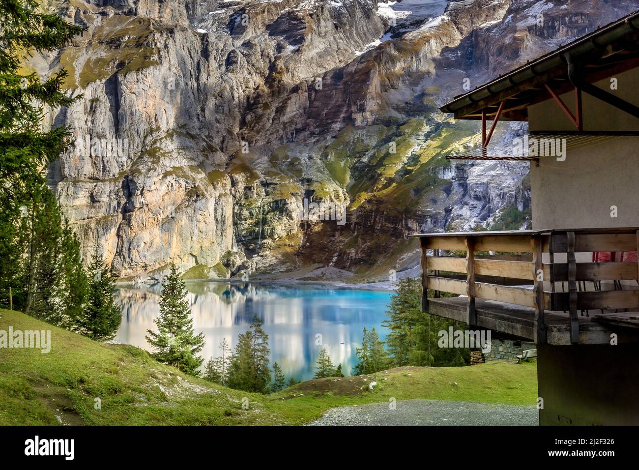 Amazing tourquise Oeschinnensee lake, wooden chalet and Swiss Alps ...