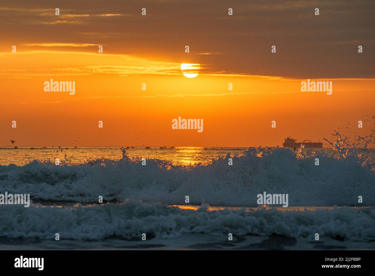 Gorgeous ocean waves crashing hi-res stock photography and images - Alamy