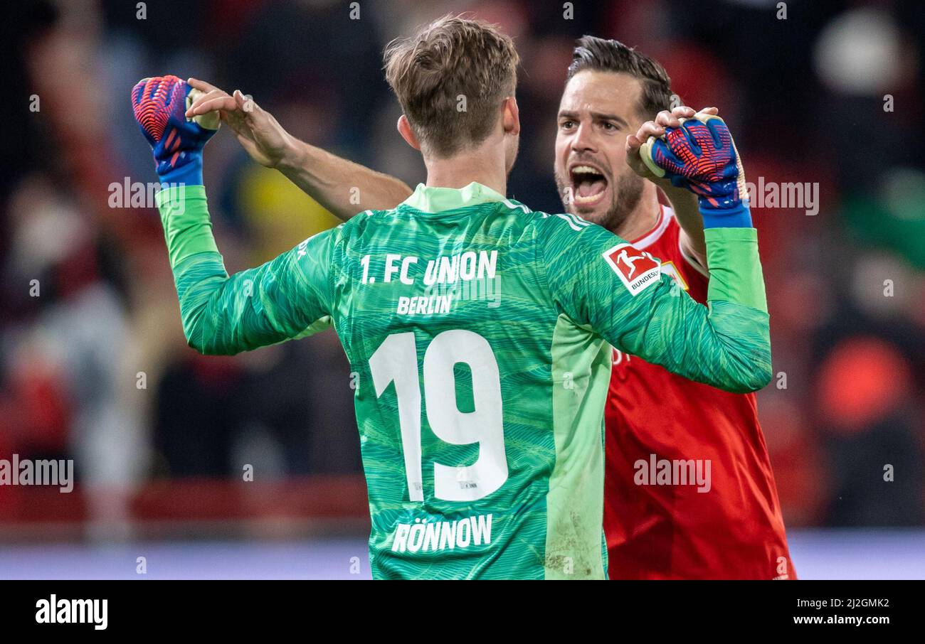 Berlin, Germany. 01st Apr, 2022. Soccer: Bundesliga, 1. FC Union Berlin - 1. FC Köln, Matchday 28, An der Alten Försterei. Berlin goalkeeper Frederik Rönnow (l) and Niko Gießelmann high-five each other after the victory. Credit: Andreas Gora/dpa - IMPORTANT NOTE: In accordance with the requirements of the DFL Deutsche Fußball Liga and the DFB Deutscher Fußball-Bund, it is prohibited to use or have used photographs taken in the stadium and/or of the match in the form of sequence pictures and/or video-like photo series./dpa/Alamy Live News Stock Photo