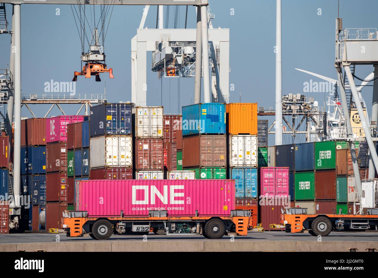 Selfdriving, automated container transporters, bring the containers to