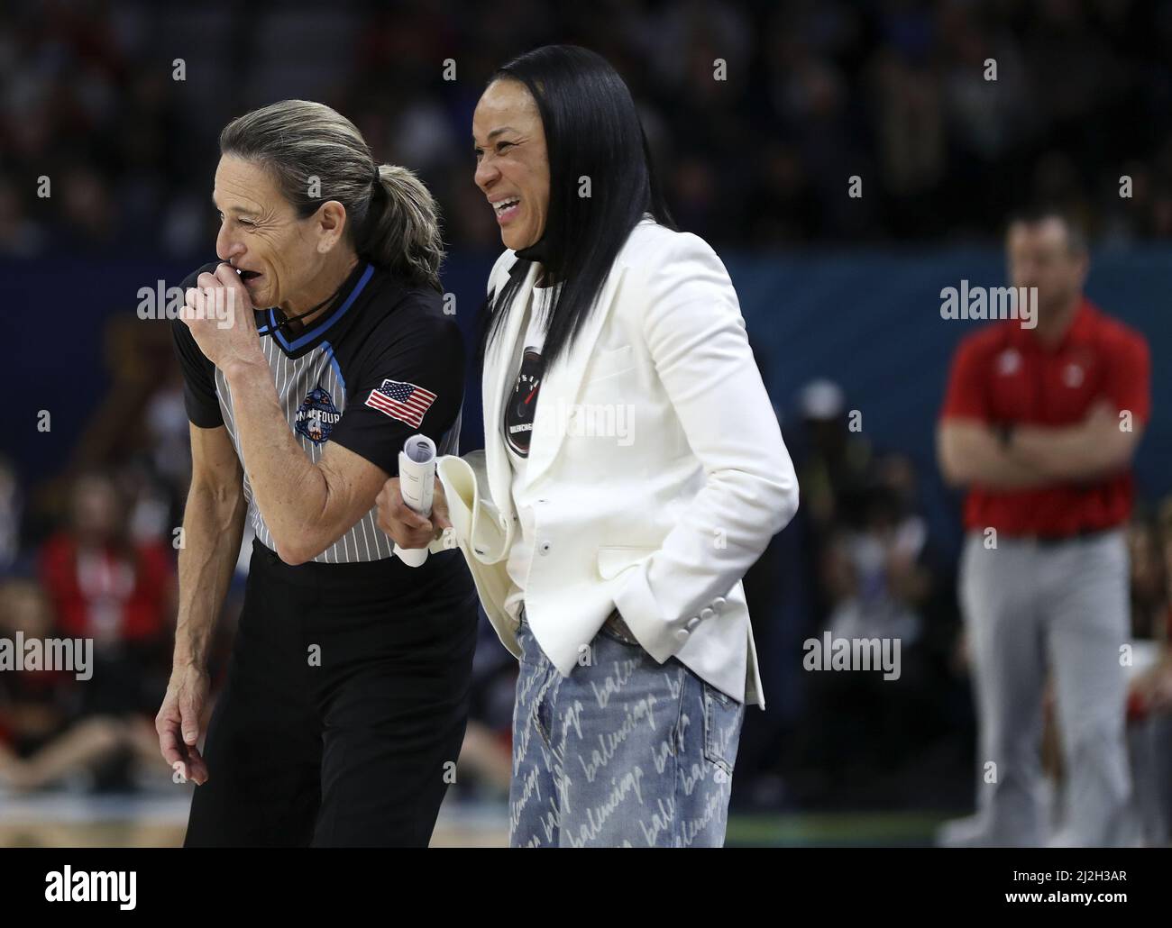 Minneapolis, United States. 01st Apr, 2022. South Carolina Gamecocks head  coach Dawn Staley shares a laugh with a referee as Louisville Cardinals  head coach Jeff Walz looks on in the second half
