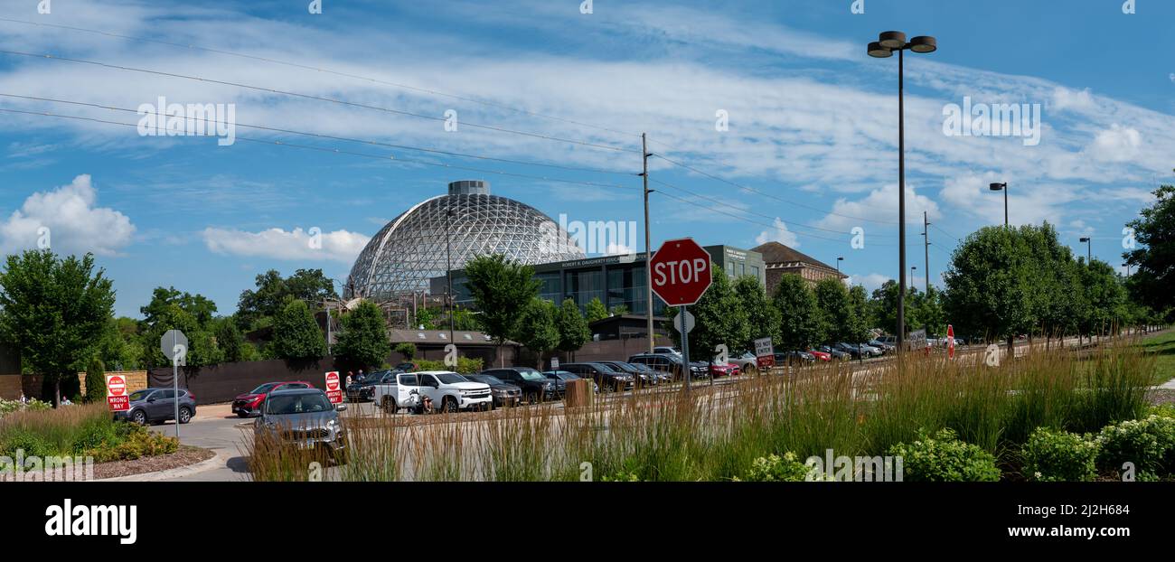 Omaha, Nebraska, USA 62021 Entrance to the Henry Doorly Zoo and