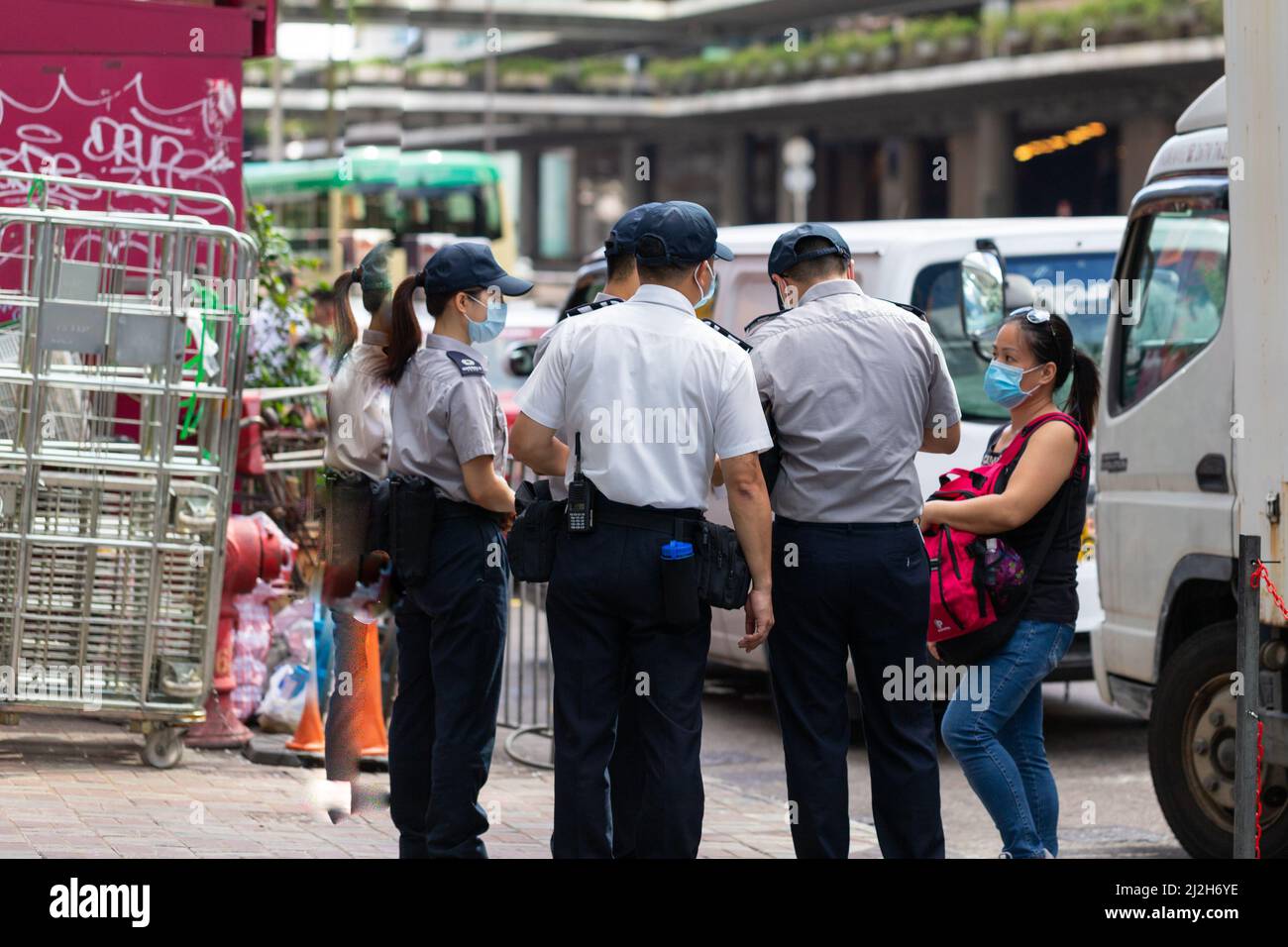 20 6 2020 officers from Food and Environmental Hygiene Department with face mask are checking documents of street vendors in Central, Hong Kong during Stock Photo