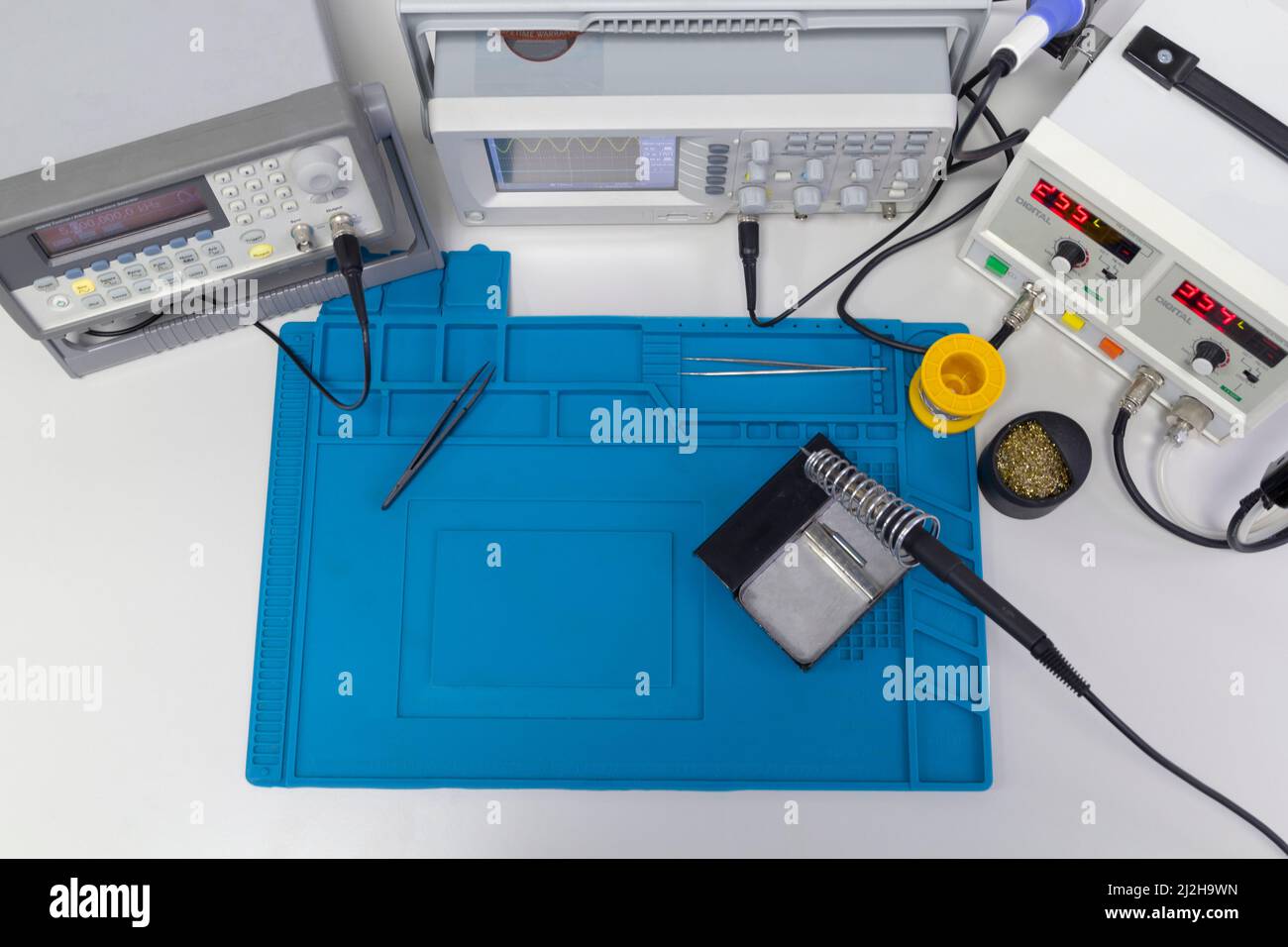 Power supplies and electronic measuring devices in the laboratory ...